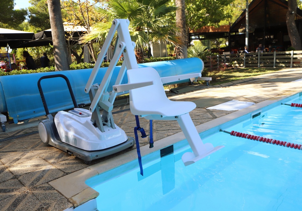 Περιφέρεια Αττικής: Τοποθετήθηκε ειδικός ανελκυστήρας για ΑμεΑ στο δημοτικό κολυμβητήριο Ραφήνας